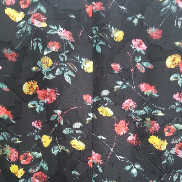 🌼 Red + yellow floral on black Club Monaco dress - Picture 6 of 7